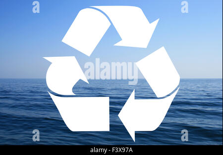 Recycle Symbol gemacht aus Meereswellen Stockfoto