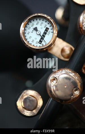 Schuss von einem Oldtimer Motorrad Tachometer hautnah. Stockfoto