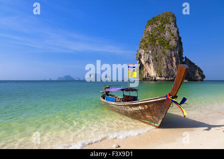 Longtail-Boot auf Railay Strand in Thailand Stockfoto