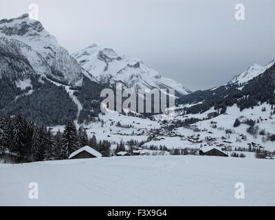 Dorf Gsteig Bei Gstaad im winter Stockfoto