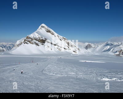 Skifahrer und Oldenhorn Stockfoto