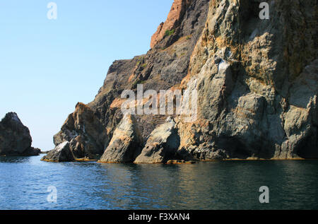 Berg auf einer felsigen Küste. Blick vom Meer. Stockfoto