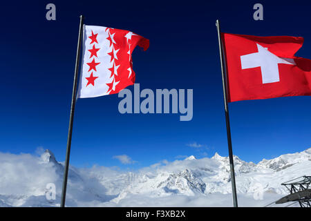 Flagge von Canton du Valais, und die Schweizer Nationalflagge, Schweizer Alpen-Gebirge, Skigebiet Zermatt, Kanton Wallis Stockfoto