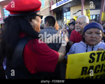 Albuquerque, NEW MEXICO, USA. 12. Oktober 2015. 101215.Sam Gardipe, Co-Gründer von Red Nation, links, segnet Stadt Councilor Rey Garduno, mit Salbei verbrennen, bevor die indigenen Völker Tag Marsch in Downtown Albuquerque statt. Fotografiert auf Montag, 12. Oktober 2015. / Adolphe Pierre-Louis/Journal. © Adolphe Pierre-Louis/Albuquerque Journal/ZUMA Draht/Alamy Live-Nachrichten Stockfoto