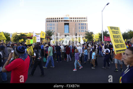 Albuquerque, NEW MEXICO, USA. 12. Oktober 2015. 101215.protestors, die Teilnahme an den indigenen Völkern Tag März statt in Downtown Albuquerque, versammeln sich vor dem Bundesgericht. Fotografiert auf Montag, 12. Oktober 2015. / Adolphe Pierre-Louis/Journal. © Adolphe Pierre-Louis/Albuquerque Journal/ZUMA Draht/Alamy Live-Nachrichten Stockfoto