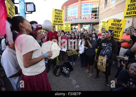 Albuquerque, NEW MEXICO, USA. 12. Oktober 2015. 101215.Radmilla Cody, Leupp, Arizona, schlägt der Rallyesport Trommel vor dem Start der indigenen Völker am März in Downtown Albuquerque stattfand. Fotografiert auf Montag, 12. Oktober 2015. / Adolphe Pierre-Louis/Journal. © Adolphe Pierre-Louis/Albuquerque Journal/ZUMA Draht/Alamy Live-Nachrichten Stockfoto