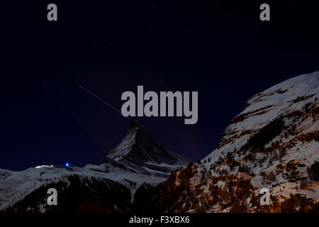 Sternspuren über den Berg Matterhorn (4.478 M), Schweizer Alpen Gebirge, Skigebiet Zermatt, Kanton Wallis, Walliser Alpen, Stockfoto