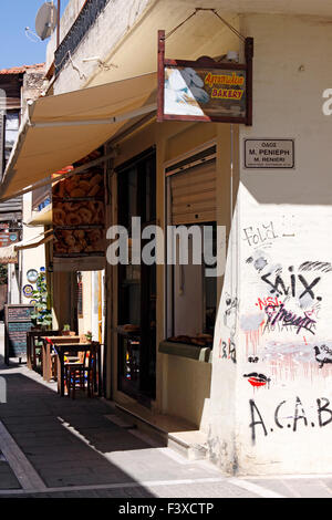 TRADITIONELLE GRIECHISCHE BÄCKEREI IN DER ALTSTADT VON RETHYMNO. KRETA. Stockfoto