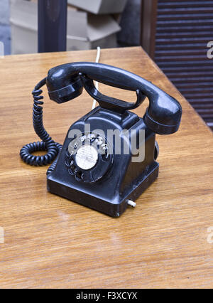 Altes Telefon auf einem Tisch Stockfoto