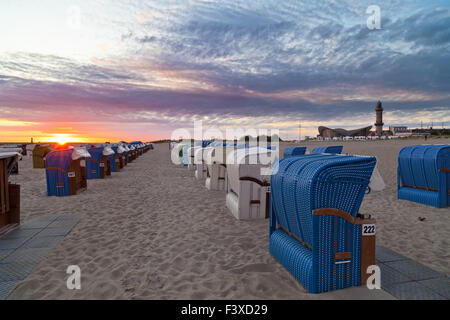 Bunte Strandkörbe am Strand Stockfoto