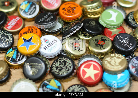 Eine Sammlung von verschiedenen Kappen von Flaschenbier. Stockfoto