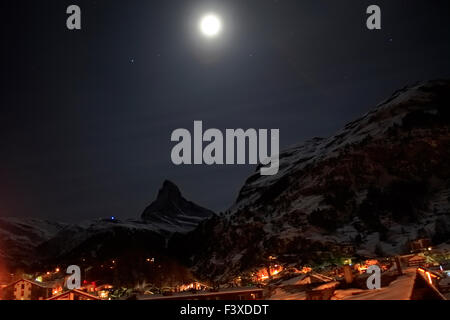 Sternspuren über den Berg Matterhorn (4.478 M), Schweizer Alpen Gebirge, Skigebiet Zermatt, Kanton Wallis, Walliser Alpen, Stockfoto