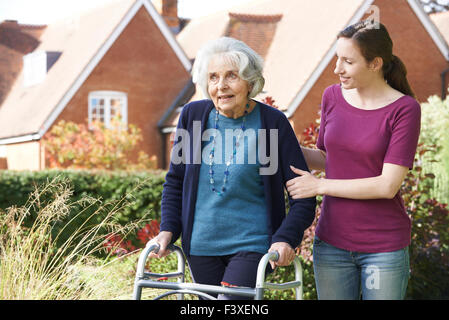 Tochter helfen Senior Mutter zu verwenden, zu Fuß Rahmen Stockfoto