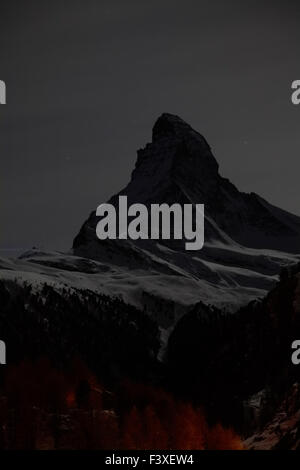 Sternspuren über den Berg Matterhorn (4.478 M), Schweizer Alpen Gebirge, Skigebiet Zermatt, Kanton Wallis, Walliser Alpen, Stockfoto