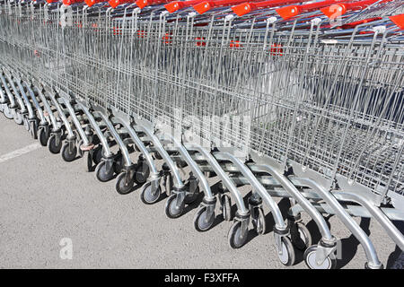 Einkaufswagen in Reihen Stockfoto