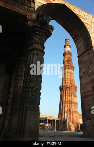 Blick durch Tor der Qutub minar Stockfoto