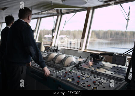 Navigation Offizier treibende Kreuzfahrtschiff Stockfoto