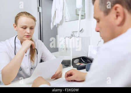 Arzt und Krankenschwester diskutieren Analysen Stockfoto