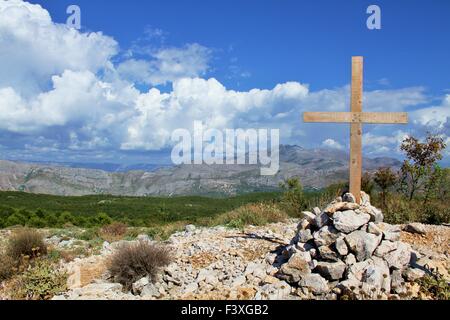 Holzkreuz auf einem Grab in den Bergen Stockfoto