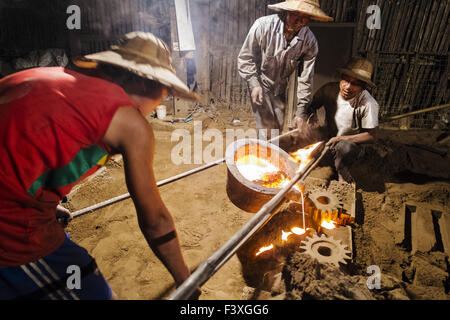 Metallguss, Nyaung Shwe, Myanmar Stockfoto