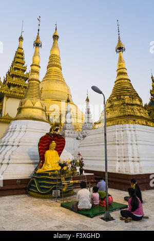 Betende an der Shwedagon-Pagode, Rangun Stockfoto