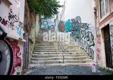 Lissabon, PORTUGAL - 26. September 2015: Graffit an Wänden in der Nähe von Treppe in Lissabon am 26. September von Lissabon ist die Hauptstadt von Portug Stockfoto