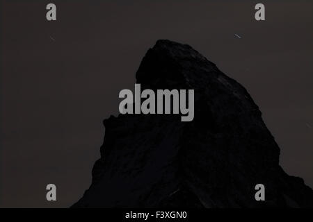 Sternspuren über den Berg Matterhorn (4.478 M), Schweizer Alpen Gebirge, Skigebiet Zermatt, Kanton Wallis, Walliser Alpen, Stockfoto