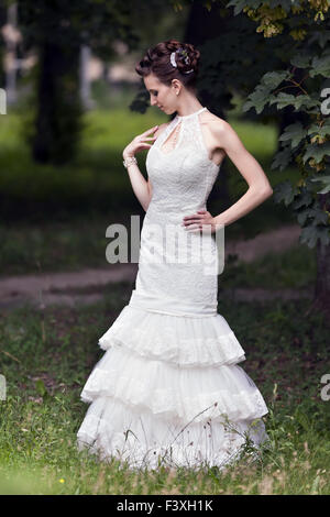 Junge Braut im Hochzeitskleid Stockfoto