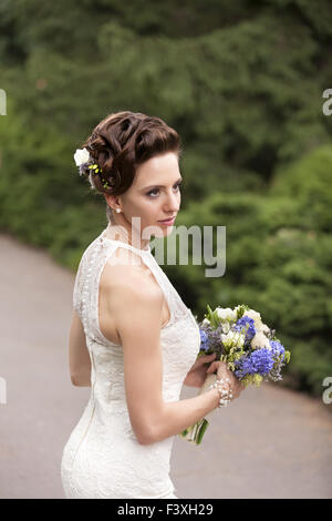 Braut mit Hochzeit Blumenstrauß in der hand Stockfoto