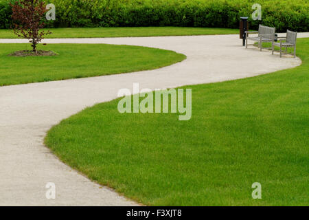 Gewundenen Weg durch einen ruhigen grünen Garten Stockfoto