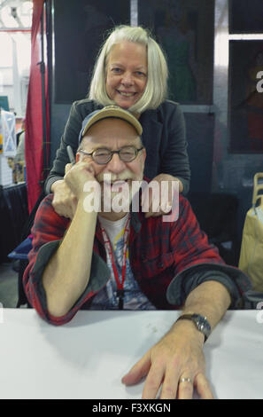 New York City, New York, USA. 10. Oktober 2015. LOUISE SIMONSON, Marvel Comics Schriftsteller, lächelt als She Posen mit ihrem Ehemann WALT SIMONSON, ein Marvel-Bleistift-Künstler, der schüttelt lachend im Künstler Alley auf der 10. jährlichen New York Comic Con. Beide standen zur Verfügung, melden Sie ihre Aktion Held Comic-Bücher auf der NYCC 2015 voraussichtlich die größte aller Zeiten, mit mehr als 150.000 Besucher während der 4 Tage ReedPOP, vom 8. Oktober bis zum 11. Oktober im Javits Center in Manhattan © Ann Parry/ZUMA Draht sein/Alamy Live News Stockfoto