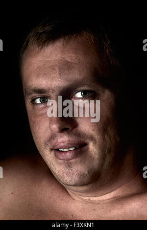 Porträt eines jungen Mannes im Stil der Low-Key Stockfoto