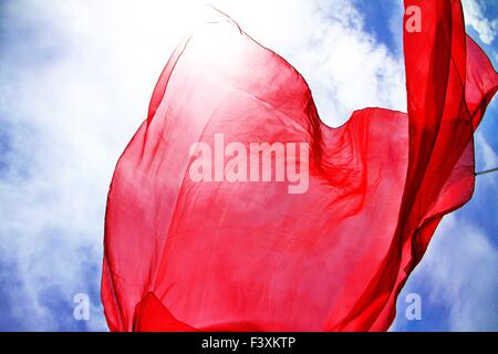 roter Seide im Sonnenlicht Stockfoto