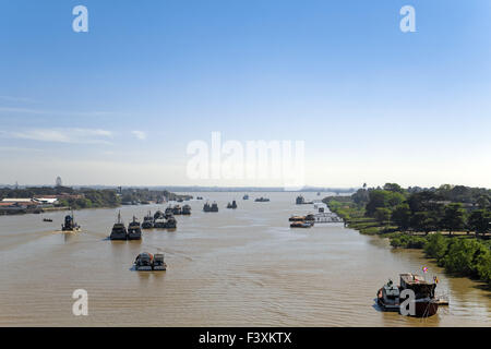 Schiffe auf Pazundaung Nebenfluß, Rangun, Myanmar Stockfoto