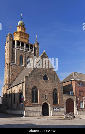 Kathedrale in Brügge und alten Häusern Stockfoto