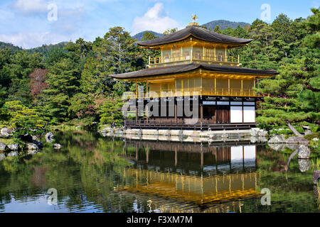 Japan, Insel Honshu, Kansai, Kyoto, den Goldenen Pavillon Kinkaku-Ji. Stockfoto