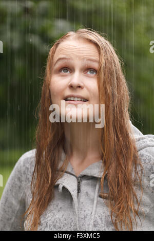 Mädchen genießen Regen im Park. Stockfoto