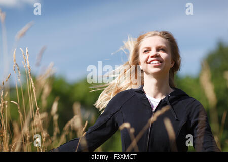 Jung und fröhliches Mädchen im Feld Stockfoto