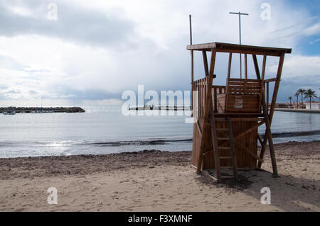 Bademeister Turm an leeren Strand Stockfoto