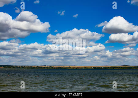 Wunderschöne Flusslandschaft und die Magie des Himmels mit Wolken Stockfoto