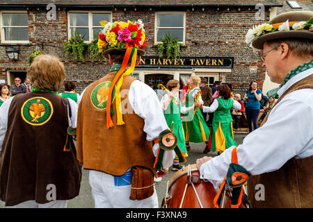 Chelmsford Tänzer Morris in der John Harvey Taverne In Lewes bei den Städten jährliche Volksfest, Lewes, Sussex, UK Stockfoto