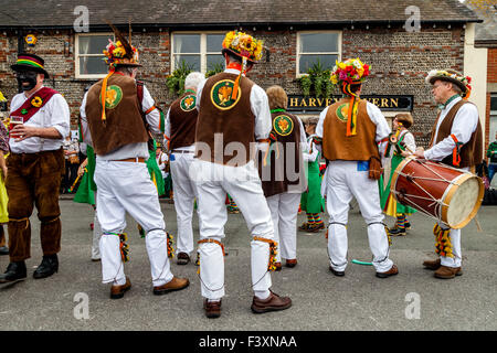 Chelmsford Tänzer Morris in der John Harvey Taverne In Lewes bei den Städten jährliche Volksfest, Lewes, Sussex, UK Stockfoto