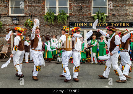 Chelmsford Tänzer Morris in der John Harvey Taverne In Lewes bei den Städten jährliche Volksfest, Lewes, Sussex, UK Stockfoto