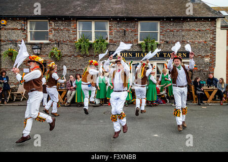Chelmsford Tänzer Morris in der John Harvey Taverne In Lewes bei den Städten jährliche Volksfest, Lewes, Sussex, UK Stockfoto