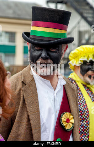 Ein Morris Tänzer aus sieben Meister außerhalb der John Harvey Taverne In Lewes während der jährlichen Volksfest, Lewes, Sussex, UK Stockfoto