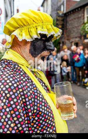 Ein Morris Tänzer aus sieben Meister außerhalb der John Harvey Taverne In Lewes während der jährlichen Volksfest, Lewes, Sussex, UK Stockfoto