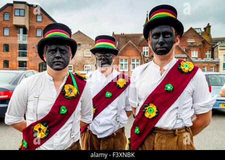 Morris Dancers aus sieben Meister außerhalb der John Harvey Taverne In Lewes während der jährlichen Volksfest, Lewes, Sussex, UK Stockfoto