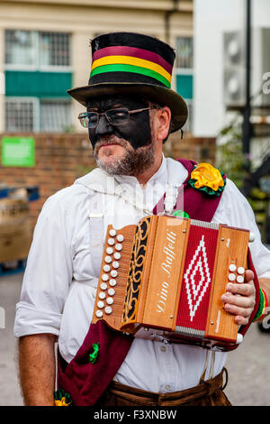 Ein Morris Tänzer aus sieben Meister außerhalb der John Harvey Taverne In Lewes während der jährlichen Volksfest, Lewes, Sussex, UK Stockfoto