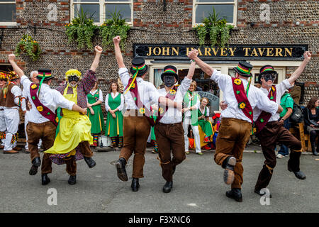 Morris Dancers aus sieben Meister erklingt in der John Harvey Taverne In Lewes während der jährlichen Volksfest, Lewes, UK Stockfoto