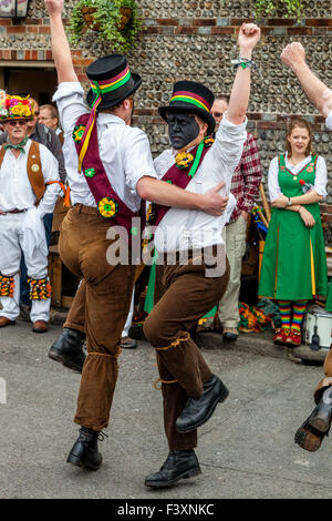 Morris Dancers aus sieben Meister erklingt in der John Harvey Taverne In Lewes während der jährlichen Volksfest, Lewes, UK Stockfoto